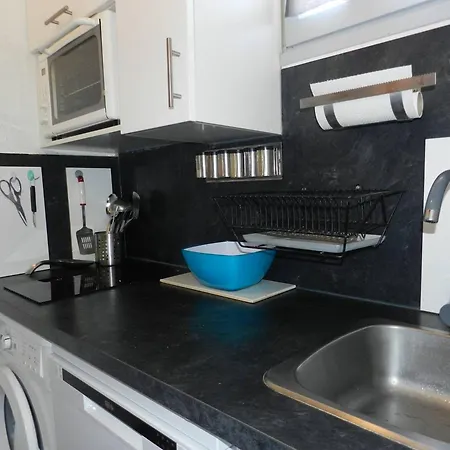 Lejlighed 2 Pieces Avec Terrasse Et Parking Au Lavandou - Fr-1-251-926 *